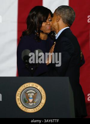 7 novembre 2016 - Philadelphie, PA, U. S - le président Barack Obama embrasse la première dame Michelle Obama lors d'un événement de campagne pour la candidate démocrate à la présidentielle Hillary Clinton sur Independence Mall à Philadelphie, le 7 novembre 2016. (Crédit image : © Gary Hershorn via ZUMA Wire) Banque D'Images