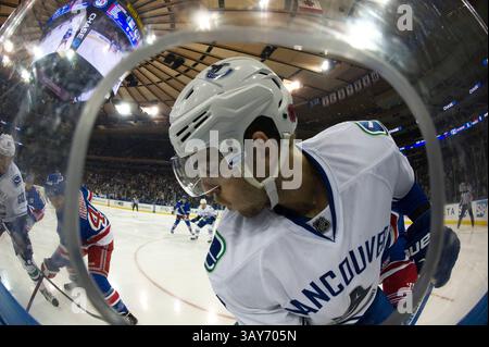 08 novembre 2016 : Brandon Sutter (20 ans), le centre des Canucks de Vancouver, est de près pendant le match entre les Rangers de New York et les Canucks de Vancouver au Madison Square Garden à Manhattan, New York. Les Canucks de Vancouver battent les Rangers de New York 5-3. Crédit obligatoire : Kostas Lymperopoulos/CSM (crédit image : &copy ; Kostas Lymperopoulos/CSM via ZUMA Wire) Banque D'Images