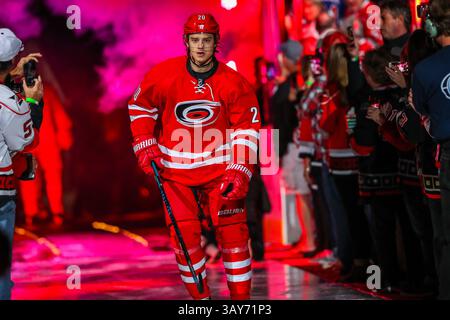 Octobre 29, 2016 - Raleigh, Caroline du Nord, États-Unis - Carolina Hurricanes aile droite Sebastian Aho (20) au cours de la partie de la LNH entre les Rangers de New York et les Hurricanes de la Caroline au PNC Arena. (Crédit Image : © Andy Martin fils via Zuma sur le fil) Banque D'Images