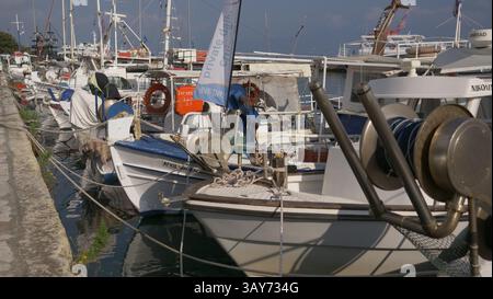 Petits bateaux de pêche côtiers amarrés à la ville de Corful, Corfou. Banque D'Images