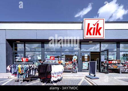 Steszew, Pologne - 22 avril 2025 : un magasin KiK par une journée ensoleillée, KiK est une chaîne internationale de magasins discount de vêtements basée en Allemagne. Banque D'Images