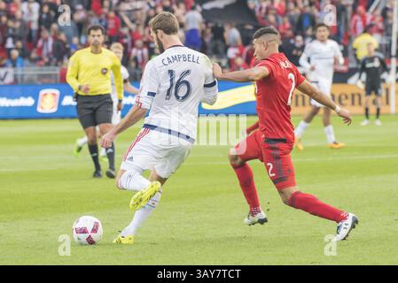 23 octobre 2016 - Toronto, Ontario, Canada - JUSTIN MORROW (2) et JONATHAN CAMPBELL (16) en action lors du match en MLS entre Toronto FC et Chicago Fire SC (image crédit : © Angel Marchini via ZUMA Wire) Banque D'Images