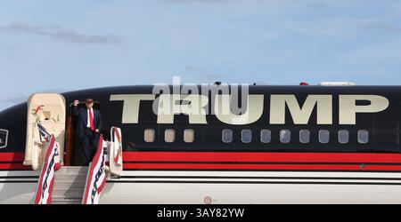 25 octobre 2016 - Sanford, Floride, États-Unis - le candidat républicain à la présidence Donald Trump arrive à un rallye sur le goudron à l'aéroport international Orlando-Sanford, le 25 octobre 2016 à Sanford, Floride (crédit image : © Joe Burbank/TNS via ZUMA Wire) Banque D'Images