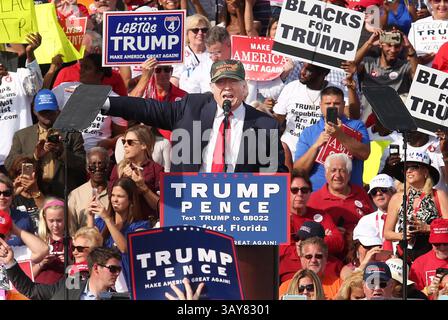 25 octobre 2016 - Sanford, Floride, États-Unis - Donald Trump prend la parole lors d'un rassemblement Trump à l'aéroport international de Sanford Orlando le 25 octobre 2016 à Sanford, Floride (crédit image : © Stephen M. Dowell/TNS via ZUMA Wire) Banque D'Images