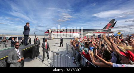 25 octobre 2016 - Sanford, Floride, États-Unis - le candidat républicain à la présidence Donald Trump arrive à un rallye sur le goudron à l'aéroport international Orlando-Sanford, le 25 octobre 2016 à Sanford, Floride (crédit image : © Joe Burbank/TNS via ZUMA Wire) Banque D'Images