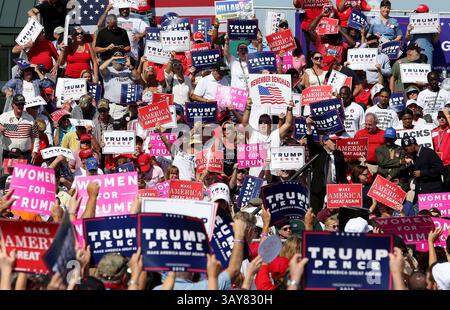 25 octobre 2016 - Sanford, FL, États-Unis - les partisans de Donald Trump encouragent en attendant son arrivée à un rallye sur tarmac le mardi 25 octobre 2016 à l'aéroport international Orlando Sanford à Sanford, Floride (crédit image : © Joe Burbank/TNS via ZUMA Wire) Banque D'Images