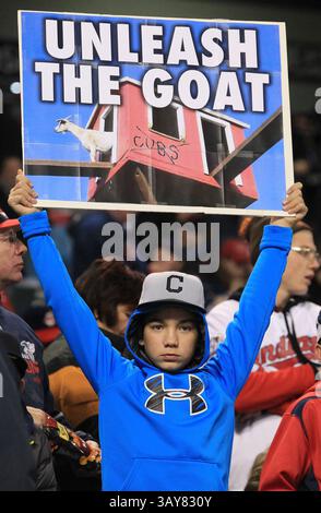 25 octobre 2016 - Cleveland, OH, USA - Un jeune fan dans les gradins attend le début du match 1 des World Series entre les Indians de Cleveland et les Cubs de Chicago le mardi 25 octobre 2016 au progressive Field de Cleveland. (Crédit image : © Phil Masturzo/TNS via ZUMA Wire) Banque D'Images