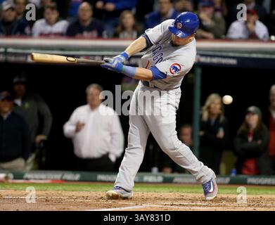 25 octobre 2016 - Cleveland, OH, États-Unis - Kyle Schwarber (12) des Cubs de Chicago se lance dans la deuxième manche contre les Indians de Cleveland lors du match 1 des séries mondiales le mardi 25 octobre 2016 au progressive Field de Cleveland. (Crédit image : © Brian Cassella/TNS via ZUMA Wire) Banque D'Images