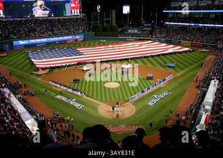 25 octobre 2016 - Cleveland, OH, États-Unis - les lignes de départ sont présentées avant le match 1 des séries mondiales le mardi 25 octobre 2016, au progressive Field de Cleveland alors que les Indians de Cleveland accueillent les Cubs de Chicago. (Crédit image : © Brian Cassella/TNS via ZUMA Wire) Banque D'Images