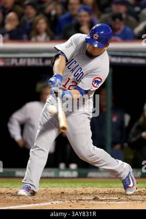 25 octobre 2016 - Cleveland, OH, USA - Kyle Schwarber (12) des Cubs de Chicago frappe un double en quatrième manche contre les Indians de Cleveland lors du match 1 des séries mondiales le mardi 25 octobre 2016 au progressive Field de Cleveland. (Crédit image : © Brian Cassella/TNS via ZUMA Wire) Banque D'Images