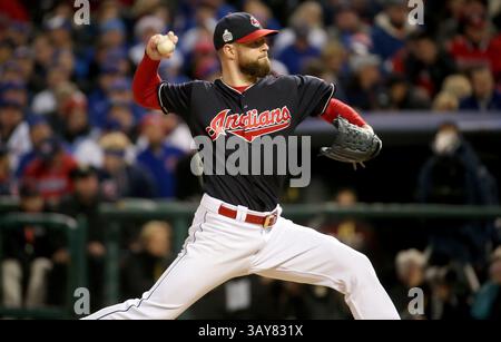 25 octobre 2016 - Cleveland, OH, USA - le lanceur Corey Kluber, Indians de Cleveland, lance la deuxième manche contre les Cubs de Chicago lors du match 1 des séries mondiales, mardi 25 octobre 2016, au progressive Field de Cleveland. (Crédit image : © Brian Cassella/TNS via ZUMA Wire) Banque D'Images