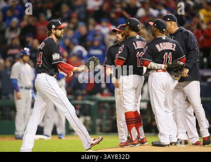 25 octobre 2016 - Cleveland, OH, États-Unis - Andrew Miller, le relieur des Indiens de Cleveland, entre dans le match contre les Cubs de Chicago en septième manche lors du match 1 des séries mondiales le mardi 25 octobre 2016, au progressive Field à Cleveland. (Crédit image : © Michael Chritton/TNS via ZUMA Wire) Banque D'Images