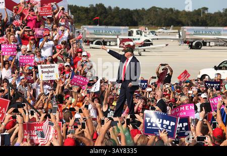 25 octobre 2016 - Sanford, Floride, États-Unis - Donald Trump fait la vague des partisans acclamés lors d'un rassemblement Trump à l'aéroport international de Sanford Orlando le 25 octobre 2016 à Sanford, Floride (crédit image : © Stephen M. Dowell/TNS via ZUMA Wire) Banque D'Images
