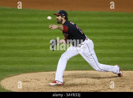 25 octobre 2016 - Cleveland, OH, États-Unis - Andrew Miller, relieur des Indiens de Cleveland, travaille contre les Cubs de Chicago en septième manche lors du match 1 des séries mondiales, le mardi 25 octobre 2016, au progressive Field de Cleveland. (Crédit image : © Phil Masturzo/TNS via ZUMA Wire) Banque D'Images