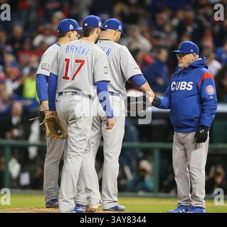 25 octobre 2016 - Cleveland, OH, États-Unis - le lanceur de départ des Cubs de Chicago, Jon Lester, est relevé en sixième manche contre les Indians de Cleveland lors du match 1 des séries mondiales, le mardi 25 octobre 2016, au progressive Field à Cleveland. (Crédit image : © Michael Chritton/TNS via ZUMA Wire) Banque D'Images