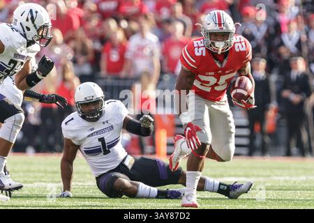 29 octobre 2016 : Ohio State Buckeyes Running Back Mike Weber (25) échappe à un tacle du linebacker Anthony Walker Jr. (1) des Northwestern Wildcats lors d'un match de football NCAA entre les Northwestern Wildcats et les Ohio State Buckeyes au stade Ohio, Columbus, OHIO. Photo par Adam Lacy/Cal Sport Media(crédit image : &copy ; Adam Lacy/CSM via ZUMA Wire) Banque D'Images