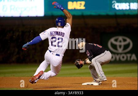 29 octobre 2016 - Chicago, Illinois, États-Unis - JASON HEYWARD (22), le joueur de droite des Chicago Cubs, est sorti alors qu'il glisse dans la deuxième base contre JASON KIPNIS (22), joueur de deuxième base des Cleveland Indians, en deuxième manche samedi, 29 Oct. 2016 dans le match 4 de la série mondiale au Wrigley Field à Chicago. (Crédit image : © Brian Cassella/TNS via ZUMA Wire) Banque D'Images