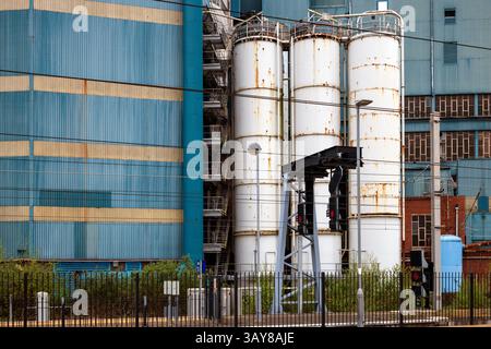L'usine fermée d'Unilever vue depuis la gare de Warrington Bank Quay. Banque D'Images