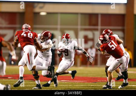8 OCTOBRE 2016 : Alabama Running Bo Scarbrough #9 suit son joueur de ligne offensif coupant dans un trou. . L'Alabama Crimson Tide a battu les Arkansas Razorbacks 49-30 au Donald W. Reynolds Stadium de Fayetteville, AR, Richey Miller/CSM(crédit image : &copy ; Richey Miller/CSM via ZUMA Wire) Banque D'Images