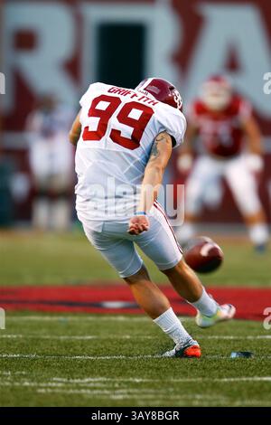 8 OCTOBRE 2016 : le kicker de l'Alabama Adam Griffith #99 donne le coup d'envoi du ballon. L'Alabama Crimson Tide a battu les Arkansas Razorbacks 49-30 au Donald W. Reynolds Stadium de Fayetteville, AR, Richey Miller/CSM(crédit image : &copy ; Richey Miller/CSM via ZUMA Wire) Banque D'Images