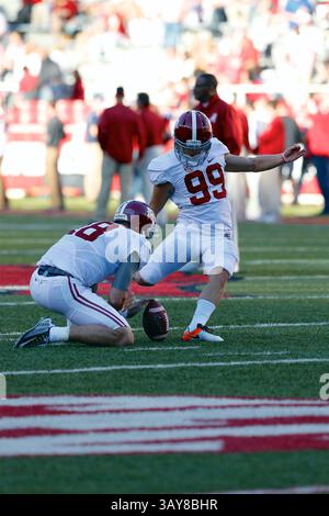 8 OCTOBRE 2016 : Adam Griffith, le kicker de l'Alabama #99, travaille à relâcher sa jambe avant le match. L'Alabama Crimson Tide a battu les Arkansas Razorbacks 49-30 au Donald W. Reynolds Stadium de Fayetteville, AR, Richey Miller/CSM(crédit image : &copy ; Richey Miller/CSM via ZUMA Wire) Banque D'Images