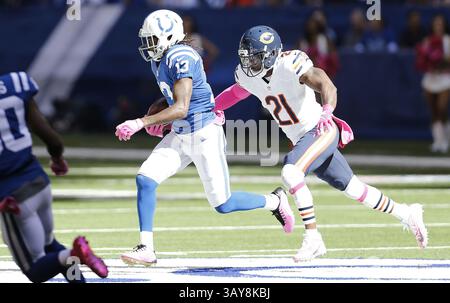 9 octobre 2016 - Indianapolis, IN, USA - Indianapolis Colts Wide Receiver T.Y. Hilton (13) passe devant Chicago Bears Cornerback Tracy porter (21) le dimanche 9 octobre 2016 au Lucas Oil Stadium à Indianapolis, Ind. Les Colts remportent le match 29-23. (Crédit image : © Sam riche/TNS via ZUMA Wire) Banque D'Images