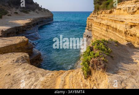 Sidari sur l'île de Corfou, Grèce. Canal D'amour formation rocheuse au coucher du soleil - canal of Love. Banque D'Images
