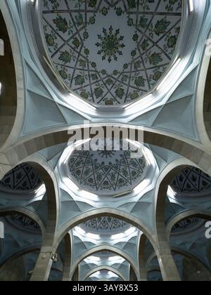 Vue sur une rangée de coupoles dans la station de métro Alisher Navoi décorée de motifs floraux scintillants. Photographié à Tachkent, Ouzbékistan. Banque D'Images