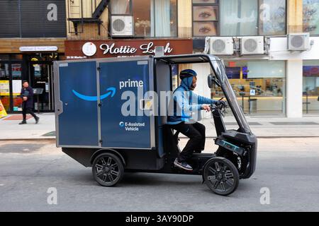 Un vélo cargo électrique à 4 roues Mubea U-Mobility de marque Amazon sur une rue de New York. Le vélo à assistance électrique, ou pedelec, fournit un ... durable Banque D'Images