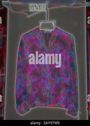 Une chemise vibrante à motifs est suspendue à un cintre, mettant en vedette des couleurs tourbillonnantes et des motifs complexes qui évoquent un sens de flair artistique et de style., chemisier, environ 1965, imprimé en soie, l : 25 po., textile et Fashion Arts, art classique avec une touche moderne réinventée par Artotop Banque D'Images