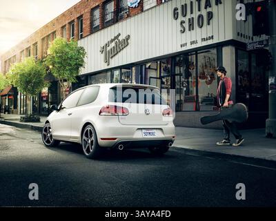 21 juin 2010 - Los Angeles, Californie, États-Unis - couleur blanche garée au magasin de guitare sur Sunset Blvd. PDSF : 23 465 $ - 25 170 $. Volkswagen GTI base Hatchback performance & Efficiency 2010 caractéristiques standard, turbocompresseur, moteur avant 1 984 cc 2,0 litres en ligne avec alésage de 82,5 mm, course de 92,8 mm, taux de compression de 9,6, double arbre à cames en tête, calage variable des soupapes/arbre à cames et quatre soupapes par cylindre CCTA-CBFA, carburant sans plomb Premium 91, système d'injection directe essence, réservoir de carburant principal sans plomb de 14,5 gallons 12.1, puissance : 149 kW, 200 HP SAE @ 5 100 tr/min ; 207 ft lb , 281 Nm @ 1 800 tr/min. ( Banque D'Images