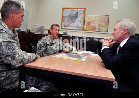 24 juin 2010 - Washington, District of Columbia, États-Unis - le président américain a annoncé que le général Petraeus, ancien commandant des forces américaines en Irak, remplacera le général américain STANLEY MCCHRYSTAL alias le capitaine Leatherneck, en tant que commandant supérieur de l'OTAN en Afghanistan. McChrystal a démissionné suite à un article de magazine dans lequel lui et ses principaux collaborateurs critiquent le gouvernement américain. Dans le profil de McChrystal par le magazine Rolling Stone, il est dépeint comme méprisant des hauts responsables américains impliqués dans la politique afghane. DOSSIER - 09 août 2009 - Kaboul, Afghanistan - Secrétaire de la Marine (SECNAV) L'honorable Ray Mabus, à droite Banque D'Images