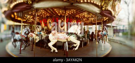 Vue panoramique des chevaux de carrousel dans un parc d'attractions, Seattle Center, Queen Anne Hill, Seattle, État de Washington, ÉTATS-UNIS Banque D'Images