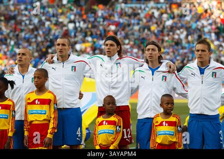 Les joueurs de l'équipe italienne chantent l'hymne national avant le début d'un match de Coupe du monde de la FIFA du Groupe F contre la Slovaquie au stade Ellis Park le 24 juin 2010 à Johannesburg, en Afrique du Sud. Usage éditorial exclusif. Utilisation commerciale interdite. Pas d'utilisation de push vers l'appareil mobile. (Photographie de Jonathan Paul Larsen / Diadem images) Banque D'Images