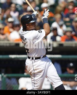 30 mai 2010 - Detroit, mi, USA - les Tigers de Detroit Miguel Cabrera regarde ses trois courses homer contre les Athlétics d'Oakland lors de la 8e manche dimanche, 30 mai 2010 à Comerica Park les Tigers ont gagné 10-2. KIRTHMON F. DOZIER/Detroit Free Press (crédit image : © Detroit Free Press/ZUMApress.com) Banque D'Images