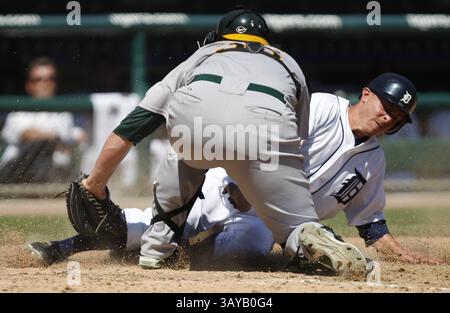 30 mai 2010 - Detroit, mi, États-Unis - les Tigers de Detroit Brandon Inge est marqué à domicile par le Landon Powell d'Oakland Athletics lors de la 8e manche dimanche, 30 mai 2010 à Comerica Park les Tigers ont gagné 10-2 KIRTHMON F. DOZIER/Detroit Free Press (crédit image : © Detroit Free Press/ZUMApress.com) Banque D'Images