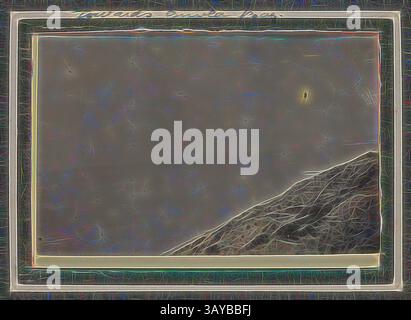 Un paysage serein avec une montagne en pente douce contre un ciel subtil et texturé, encadré avec des détails complexes qui ajoutent de la profondeur à la scène., photographie - vue vers la baie de Suvla, Gallipoli, Turquie, le soldat George Simpson Millar, première Guerre mondiale, 1915, photographie dans un album qui appartenait à un militaire australien dans la 5ème maison de lumière australienne pendant la première Guerre mondiale L'album contient 103 petites photographies en noir et blanc, principalement de Gallipoli en 1915 et quelques-en France et en Belgique. Ils auraient été pris par le soldat George Simpson Millar, service no. 160, 'A' Troop, 'C Banque D'Images