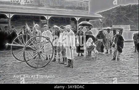 Une scène animée représentant des personnes rassemblées autour d'un wagon vintage, avec des parapluies et des vêtements d'époque suggérant un cadre historique. L'atmosphère transmet un sentiment de communauté et d'activité., négatif - Eldorado, Victoria, janvier 1915, Un groupe d'hommes en tenue de fantaisie pour un défilé Australia Day. Les hommes se tiennent derrière un fusil de campagne tandis que les femmes et les enfants regardent., Art classique avec une touche moderne réinventée par Artotop Banque D'Images