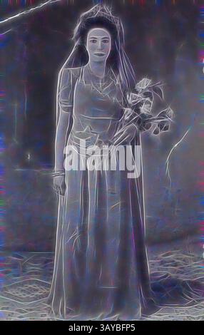 Une figure se tient gracieusement, ornée d'une tenue fluide, tenant un bouquet de fleurs. L'expression est sereine, encadrée par un voile et un arrangement en halo, évoquant un sentiment de tranquillité et de vénération. L'arrière-plan ajoute une qualité onirique, améliorant l'atmosphère éthérée qui entoure la figure., photographie - Portrait de mariée de Yildiz Eyiam (née dervich), février 1951, photographie noir et blanc de Yildiz Eyiam (née dervich) prise pour son mariage en février 1951. Yildiz Dervich, né en 1925, a migré de Polis dans le nord-ouest de Chypre sur la Corse en décembre 1951 et est arrivé à Station Banque D'Images
