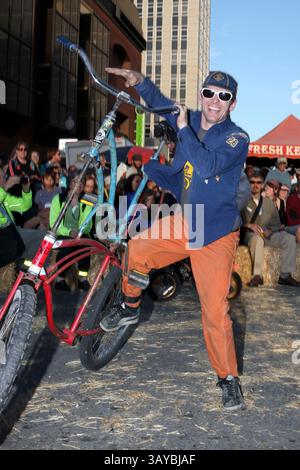 22 mai 2010 - Oakland, Californie, États-Unis - les membres de Cyclecide font des promenades à vélo et organisent un rodéo à vélo au Bike Away From Work Party sur quatre pâtés de maisons du quartier Uptown d'Oakland. L’événement a célébré la fin de la 16e Journée annuelle du vélo au travail, qui promeut le vélo comme choix de style de vie. L'East Bay Bicycle Coalition a installé plus de 100 stations énergétiques dans les comtés d'Alameda et de Contra Costa. Selon le directeur du programme de la coalition, Dave Campbell, la fréquentation a doublé au cours des trois dernières années et la célébration prend maintenant un mois complet, incluant Bike to the Market Day et Banque D'Images