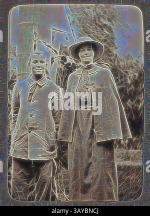 Deux personnes se tiennent côte à côte, présentant un mélange de vêtements traditionnels et de styles uniques. L'un porte un chapeau à larges bords et une cape fluide, tandis que l'autre arbore une tenue plus simple. Ils apparaissent ensemble dans un cadre rural, entourés de notes de nature en arrière-plan., image numérique - première Guerre mondiale, Portrait de soeur Lil Mackenzie avec un ami, Égypte, 1915-1917, image numérique d'une photographie tirée d'un album compilé par soeur Selina Lily (LIL) Mackenzie, documentant la vie d'infirmière australienne pendant la première Guerre mondiale. Lil a été soigné au 1er hôpital général australien (AGH) d'octobre 1915 à Banque D'Images