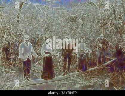 Un groupe de cinq personnes se tient ensemble, naviguant sur une bûche tombée dans une zone densément boisée, entourée de branches et de feuillage entrelacés. Leurs vêtements reflètent une époque historique, tandis que leurs expressions véhiculent un sentiment d'aventure et de camaraderie., photo numérique - Partington Family Crossing the Plenty River on Log Footbridge, Greensborough, Victoria, vers 1885, Sépia image de cinq membres de la famille Partington traversant un pont en rondins au-dessus de la Plenty River. La famille vivait à 'Willis Vale' et a fait le pont afin de se rendre aux propriétés voisines. Les voilà en route Banque D'Images
