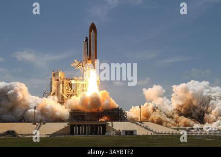 14 mai 2010 - Orlando, Floride, États-Unis - la navette spatiale Atlantis a décollé de l'aire de lancement 39A au Centre spatial Kennedy de la NASA lors de la mission STS-132 vers la Station spatiale internationale à 14 h 20 HAE. La troisième des cinq missions de navette prévues pour 2010, c'est le dernier lancement prévu pour Atlantis. Le Mini Research module-1, également connu sous le nom de Rassvet, ou « Dawn », sera livré et fournira un espace de stockage supplémentaire et un nouveau port d'amarrage pour les vaisseaux spatiaux russes Soyouz et Progress. Le laboratoire sera relié au port inférieur du module Zarya de la station. La mission est Banque D'Images