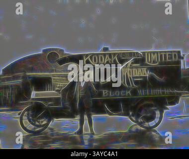 Un camion de livraison vintage, arboré du logo Kodak, se trouve devant un grand bâtiment. Une personne vêtue d'une tenue d'époque pose à côté du véhicule, qui présente un rendu artistique unique qui ajoute une qualité vibrante et surréaliste à la scène., Lantern Slide - Kodak Delivery Truck, Melbourne, 1910 - 1920, Lantern Slide noir et blanc, représentant une photographie d'un homme debout devant un camion de livraison Kodak Australasia Limited, faisant la publicité du magasin de la société dans le Block Arcade, Melbourne. Cette image aurait été prise vers 1910 - 1920 mais on ignore si la lanterne Banque D'Images