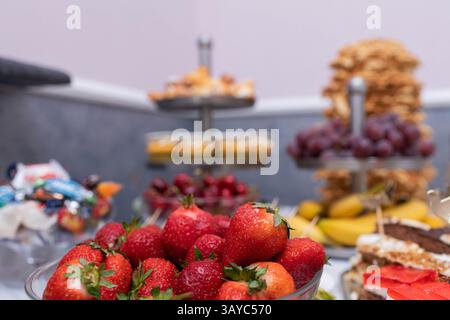 Une belle et délicieuse vitrine de fruits et pâtisseries parfaite pour tout événement ou célébration Banque D'Images