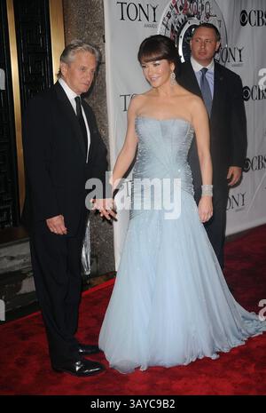 13 juin 2010 - New York, New York, États-Unis - . . . . . 13 juin 2010, New York Michael Douglas et Catherine Zeta-Jones arrivant à la 64e cérémonie annuelle des Tony Awards au Radio City Music Hall le 13 juin 2010 à New York. (Crédit image : © Sharkpixs/ZUMApress.com) Banque D'Images