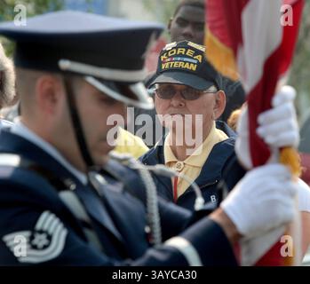 05 janvier 2010 - Fairbanks, AK, États-Unis - Sam Harrel/News-Miner. Morgan Solomon, vétéran de la guerre de Corée, joue le rôle de U.S. Air Force Tech. Le Sgt Rafael Gonzalez récupère les couleurs pour mettre fin aux services du jour du souvenir lundi matin, le 31 mai 2010, dans le parc commémoratif des vétérans. (Crédit image : © Fairbanks Daily News-Miner/ZUMApress.com) Banque D'Images