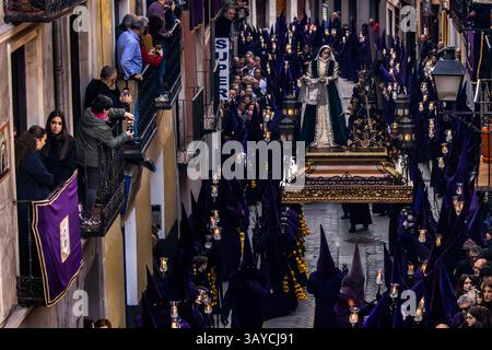 L'Hermandad de la Verónica porte le Paso la Verónica (la femme qui donne à Jésus le faîtier) lors de la procession du vendredi Saint à Cuenca. Plaza Mayor, Cuenca, Castille-la Manche, Espagne Banque D'Images