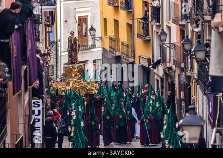 La Hermandad de San Juan Evangelista transporte le Paso Jesús Nazareno à Cuenca lors de la procession du vendredi Saint Camino del Calvario (Las Turbas). Bajada San Miguel, Cuenca, Castille-la Manche, Espagne Banque D'Images