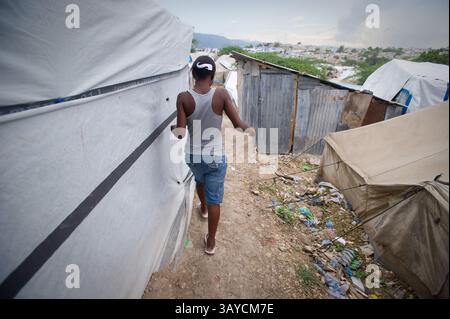 Juin 28, 2010 - Port au Prince, Haïti - Anide FLEUREME, 24 ans, est une écolière qui tente d'obtenir son diplôme de 12e année à l'École Centre Educatif-Luis Josephe Jamlien. Elle était à l'école pendant le tremblement de terre mais a réussi à s'échapper. L'école est maintenant rouverte sous une tente à quelques lots de l'emplacement du bâtiment fissuré d'origine. Anides dit aime la comptabilité et espère qu'à la fin de ses études secondaires, elle pourrait aller à l'université, mais elle dit : « le pays est brisé en ce moment donc je ne sais pas ce qui va se passer. » Elle vit avec ses 2 cousines, 3 nièces et un neveu dans une tente dans un camp du Delm Banque D'Images